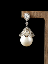 Load image into Gallery viewer, Lace Pearl Radiance Earrings