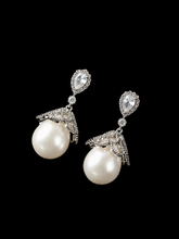 Load image into Gallery viewer, Lace Pearl Radiance Earrings