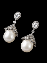 Load image into Gallery viewer, Lace Pearl Radiance Earrings