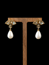Load image into Gallery viewer, Vintage Fan Pearl Heritage Earrings