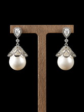 Load image into Gallery viewer, Lace Pearl Radiance Earrings